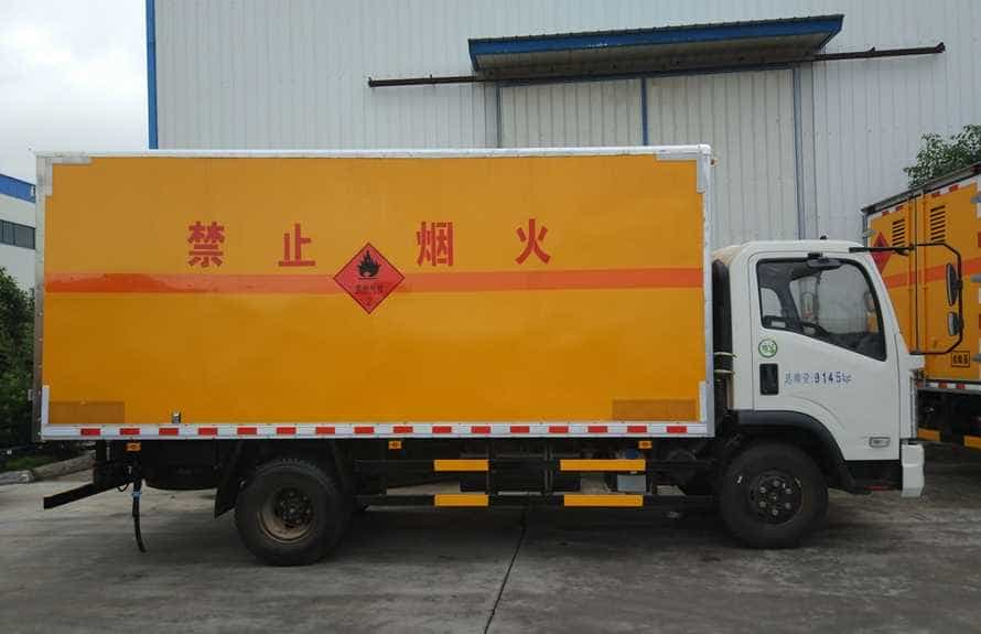 东风嘉运易燃液体运输车