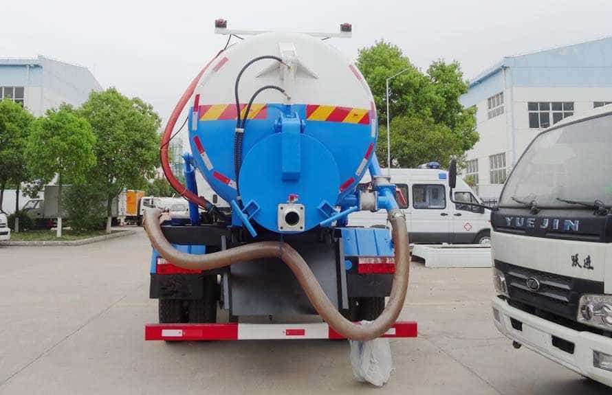 东风D9吸污车