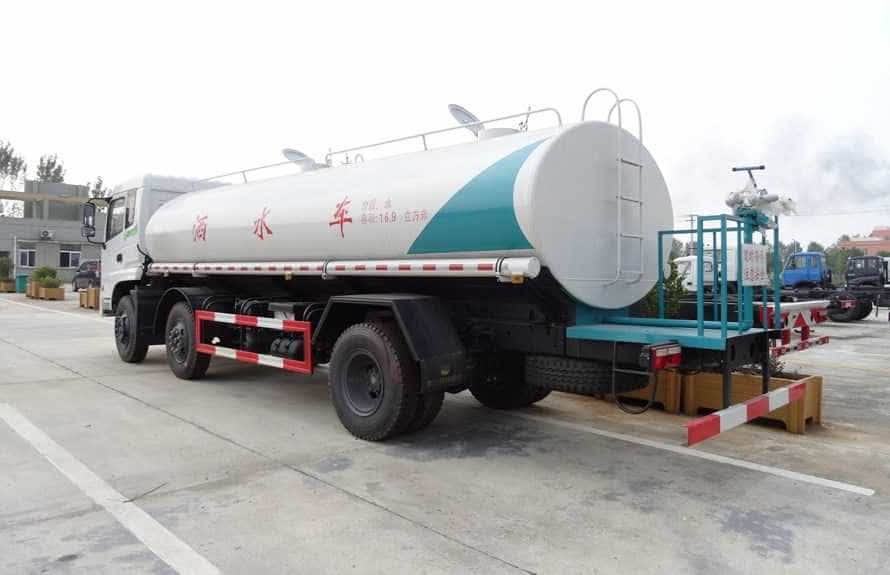 东风小三轴20吨洒水车