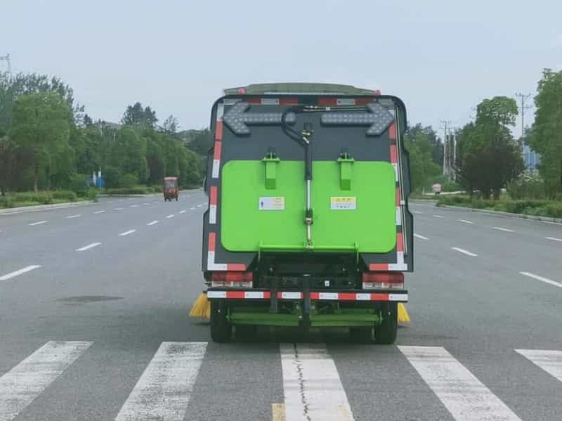 蓝牌东风途逸扫路车